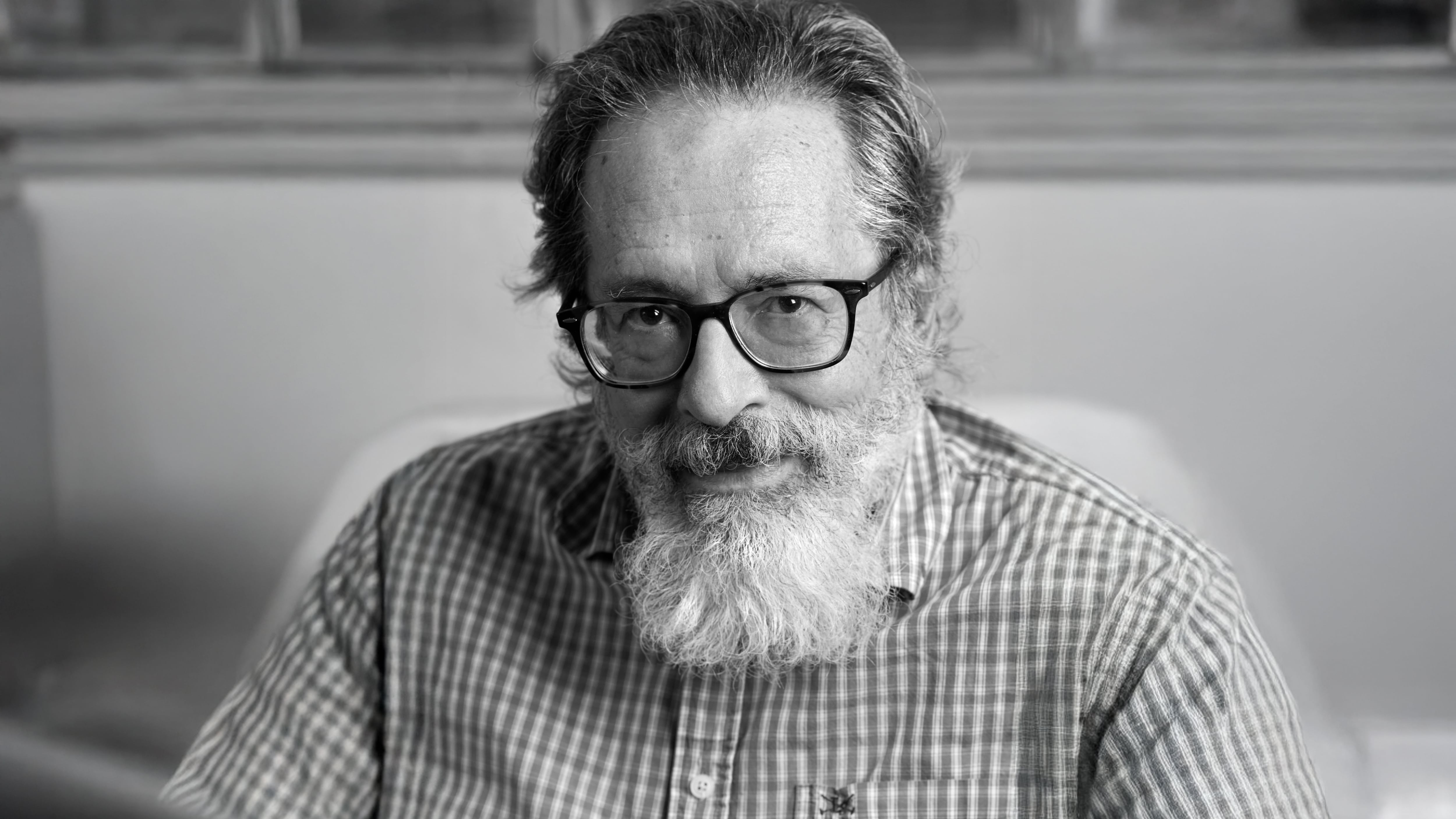 El argentino César Aira, con una bibliografía que supera el centenar de novelas breves, también es mencionado de manera frecuente en los análisis sobre el premio (Foto: Ale López)
