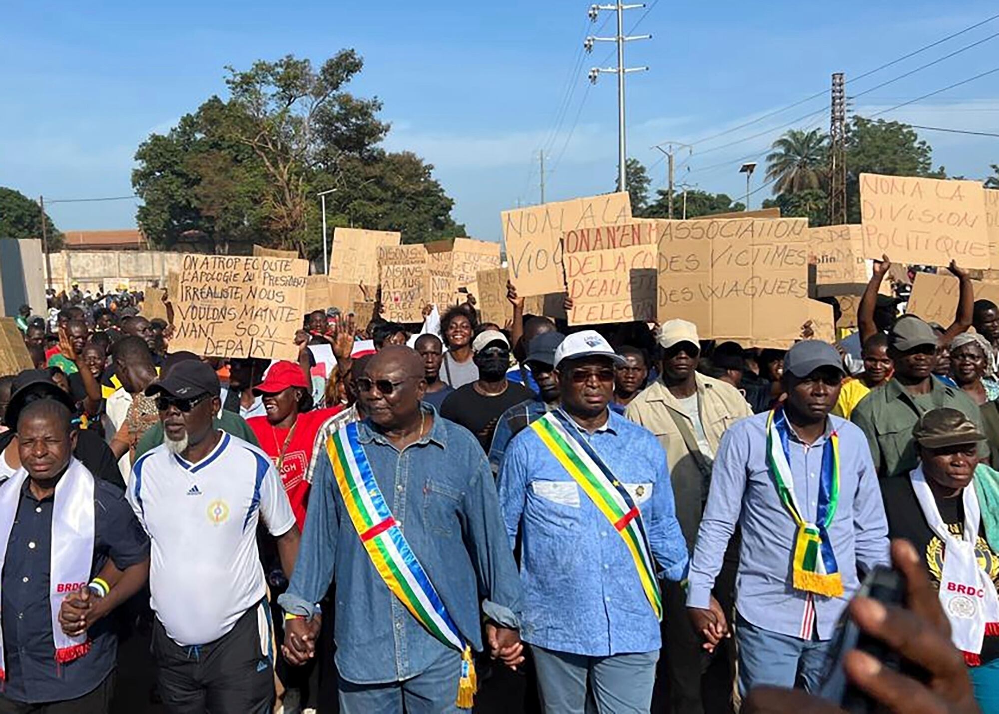Miembros de partidos de la oposición de la República Centroafricana protestan en las calles de la capital Bangui, el viernes 4 de abril de 2025. (AP Foto/ Jean Fernand Koena)