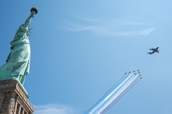 La Estatua de la Libertad y la patrulla francesa sobrevolando
