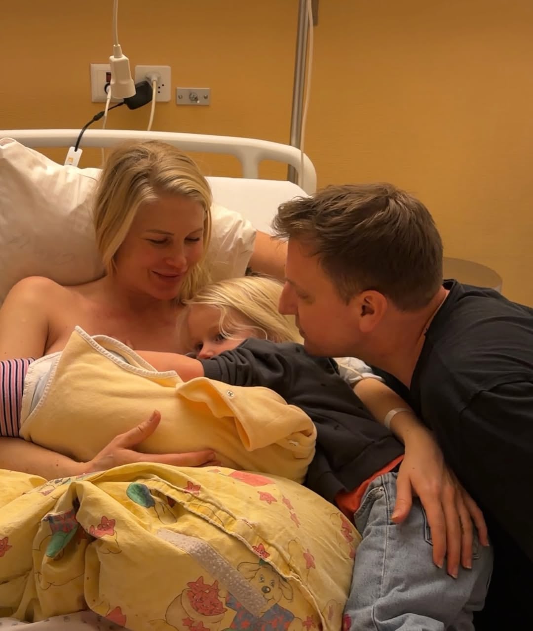 La familia al completo compartió un abrazo en la habitación luego de la llegada del nuevo miembro de la familia