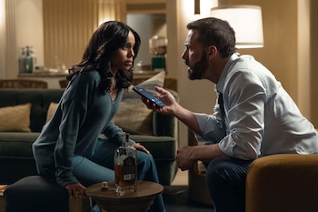 Kerry Washington y Ben Affleck en 'Animales' (Netflix)