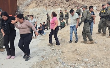 Agentes de la Patrulla Fronteriza localizaron a 31 migrantes dentro de un camión utilitario modificado cerca de Ocotillo, California. (X @USBPChiefELC)
