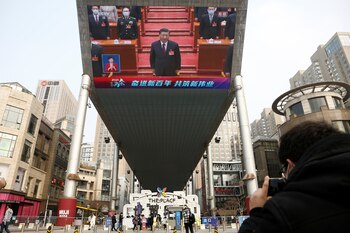 Una pantalla gigante muestra al