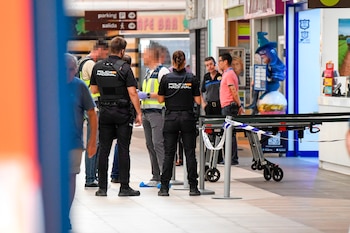 La policía nacional investiga un presunto asesinato de violencia machista, en el Centro Comercial Carrefour Infante de Murcia, a 5 de agosto de 2026, en Murcia (España). (Kiko Asunción/Europa Press)