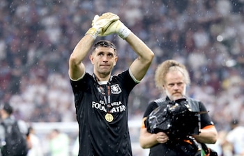 Dibu Martinez celebró el titulo con Aston Villa (Efe)