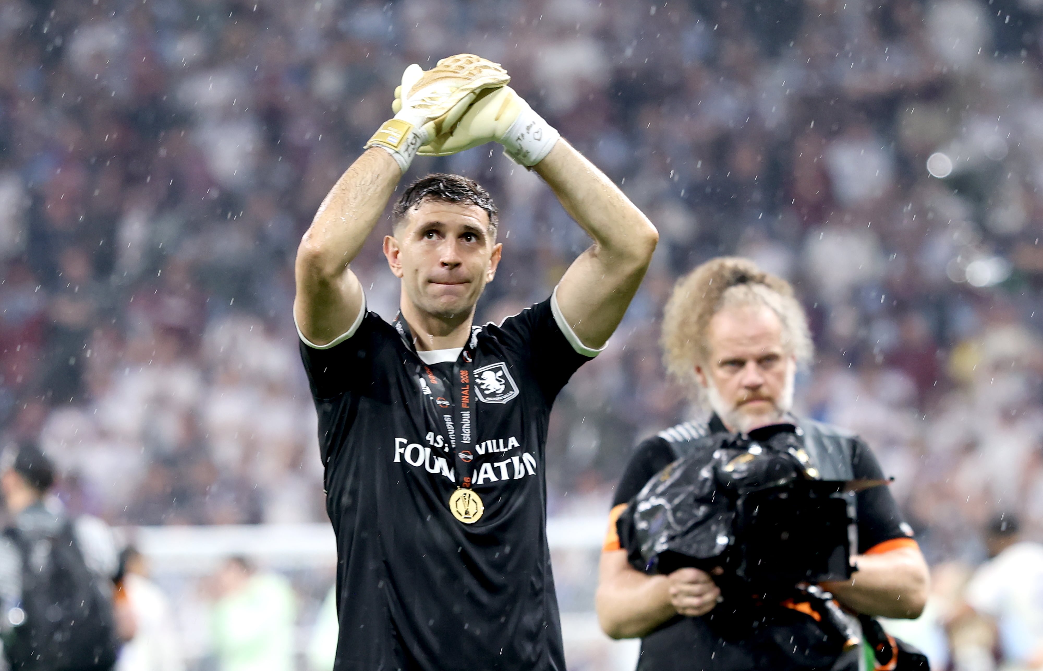 Dibu Martinez celebró el titulo con Aston Villa (Efe)
