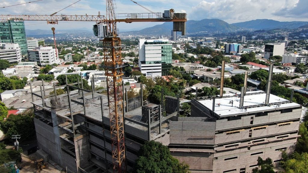 La OPAMSS exige normas antisísmicas y estudios de suelo, y reforzó la evaluación geotécnica con tecnología y cooperación de la República Checa. (Foto: cortesía)