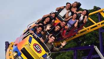 Gritos, risas y adrenalina en la feria agostina de El Salvador