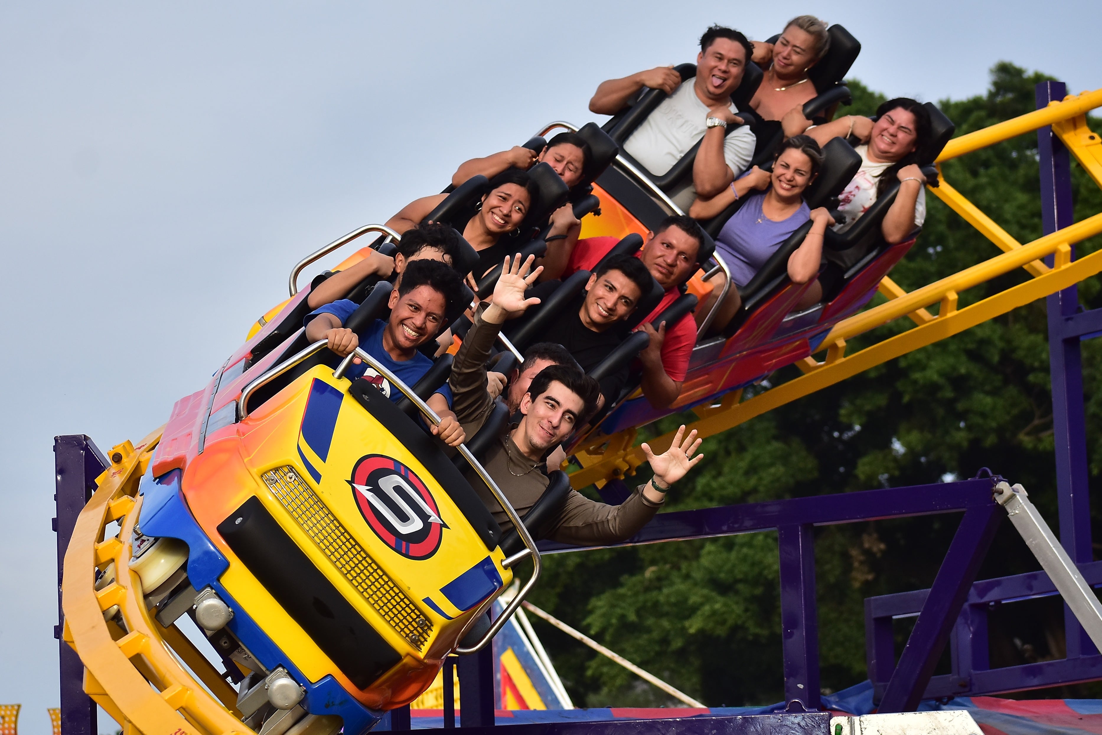 Gritos, risas y adrenalina en la feria agostina de El Salvador