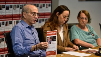 Mauricio Schnaider, muestra la foto