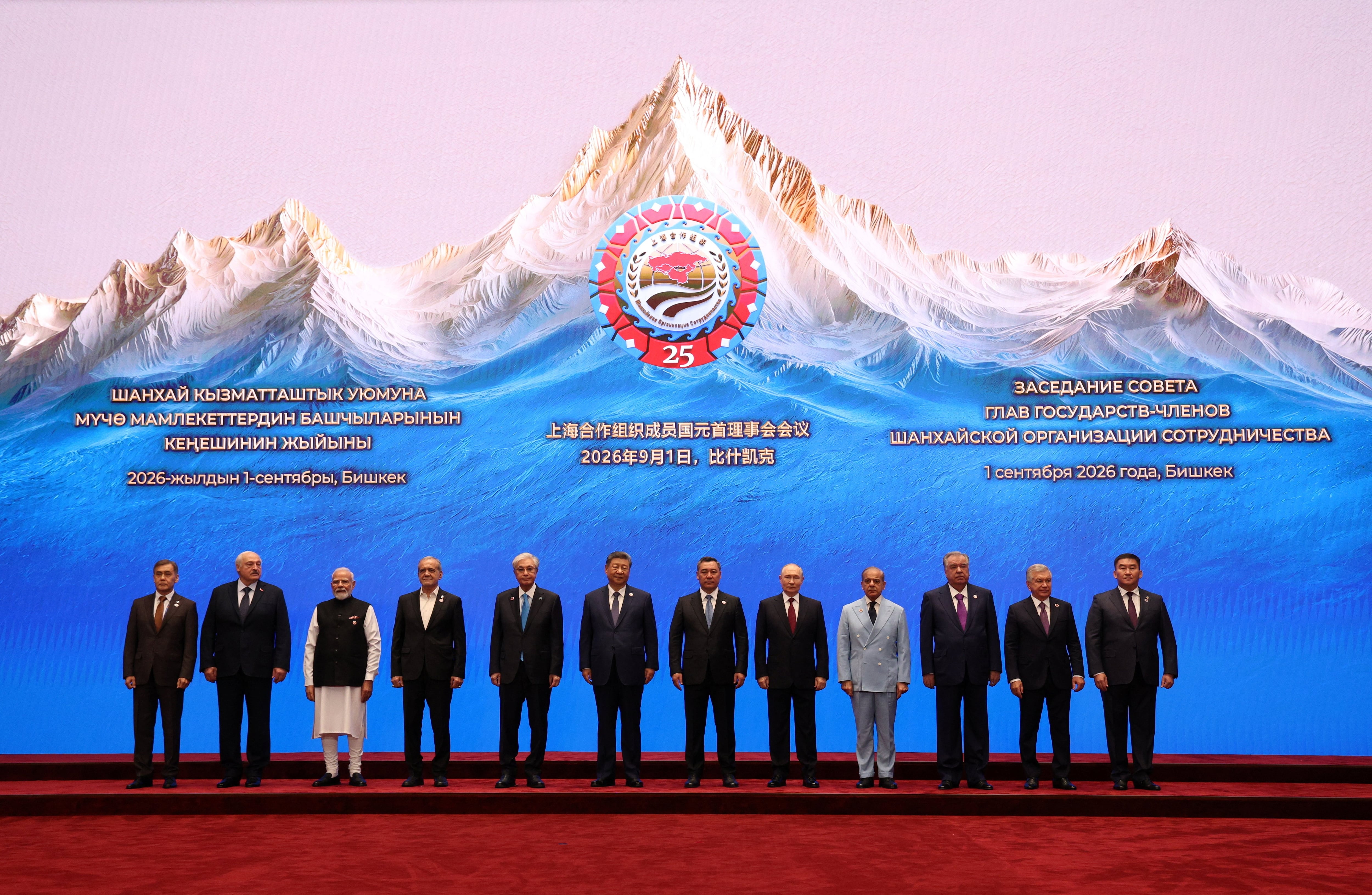 Foto oficial de los líderes de los países miembros de la OCS antes de la sesión plenaria de la cumbre en Bishkek, Kirguistán. (Reuters)