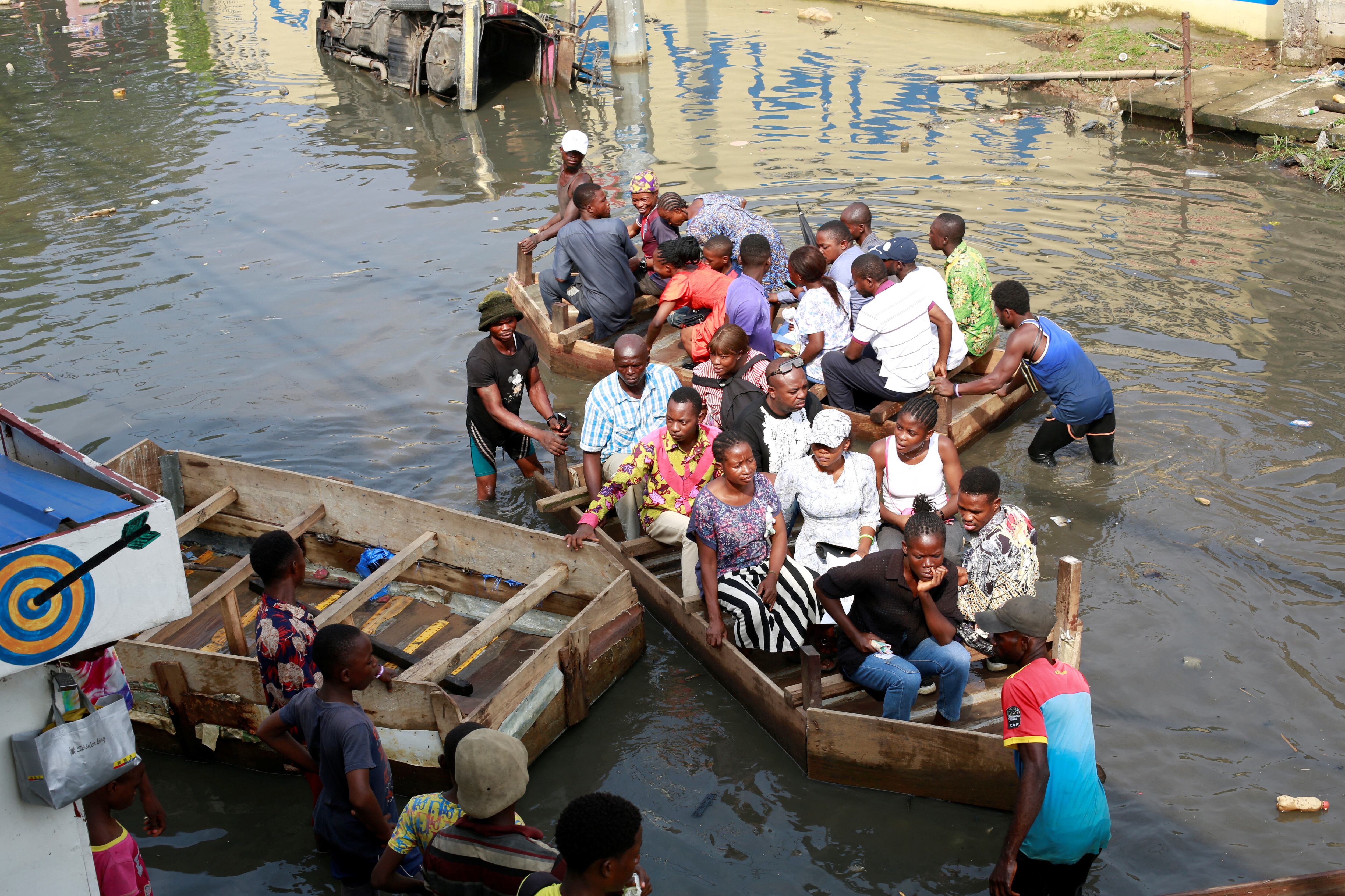 Imagen de archivo: Un grupo de personas utiliza un bote improvisado para trasladarse durante inundaciones en Kinshasa, República Democrática del Congo, el 10 de enero de 2024 (REUTERS/Justin Makangara)