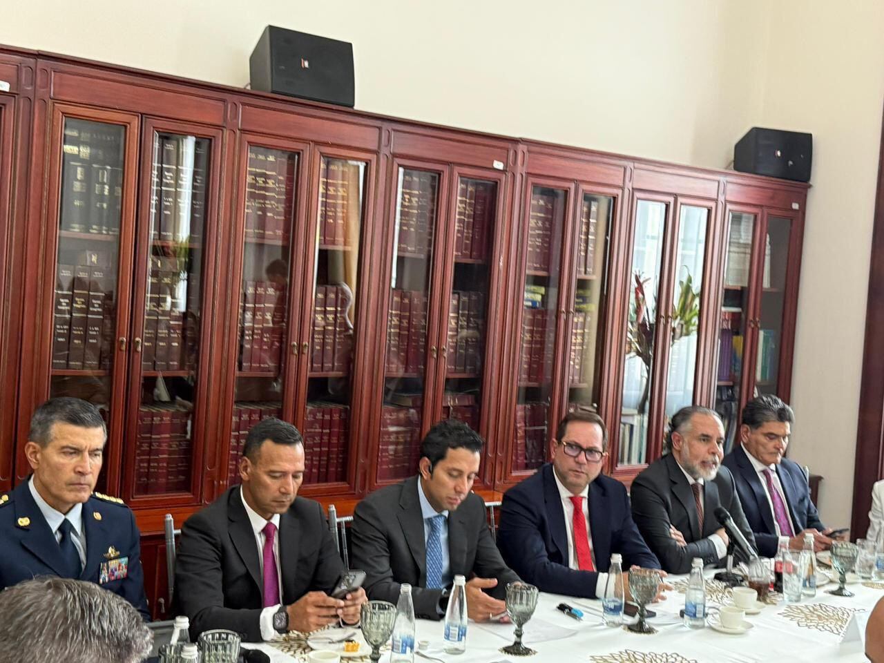 La reunión se realizó entre miembros del Congreso, Gobierno, Policía y Procuraduría - crédito @AABenedetti/X