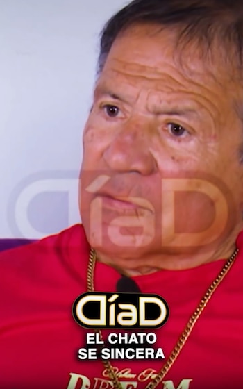 Primer plano de Miguelito Barraza con camiseta roja y cadena dorada, con el logotipo del programa televisivo Día D superpuesto