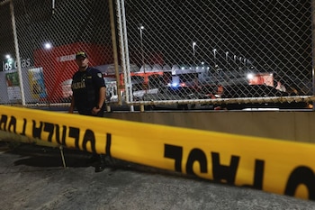 Imagen de archivo. Detectives de la policía trabajan en una escena del crimen en un estacionamiento de un supermercado donde un hombre fue baleado durante un tiroteo con desconocidos, según medios locales, en la localidad de Desamparados, en San José, Costa Rica. 26 de abril de 2023. REUTERS/Mayela Lopez