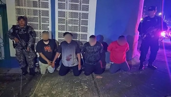 La Policía Nacional Civil capturó a cinco hombres en la Alameda Juan Pablo II de San Salvador por un presunto intento de atropellar a agentes. (Cortesía: PNC de El Salvador)