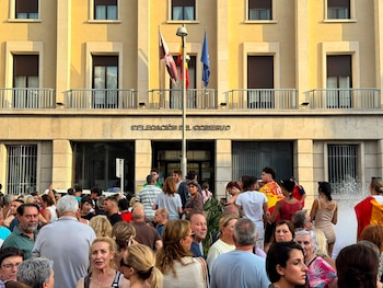 Ceutíes protestando frente a la Delegación del Gobierno de Ceuta. (Europa Press)