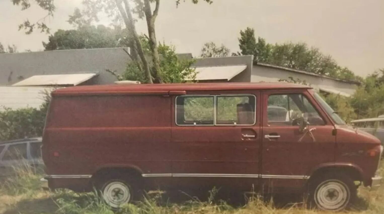 La furgoneta color vino, robada en Ohio y utilizada en el secuestro, fue hallada días después abandonada en Tennessee, dificultando durante años la identificación del responsable (FBI)