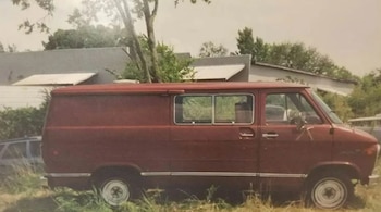 La furgoneta color vino, robada