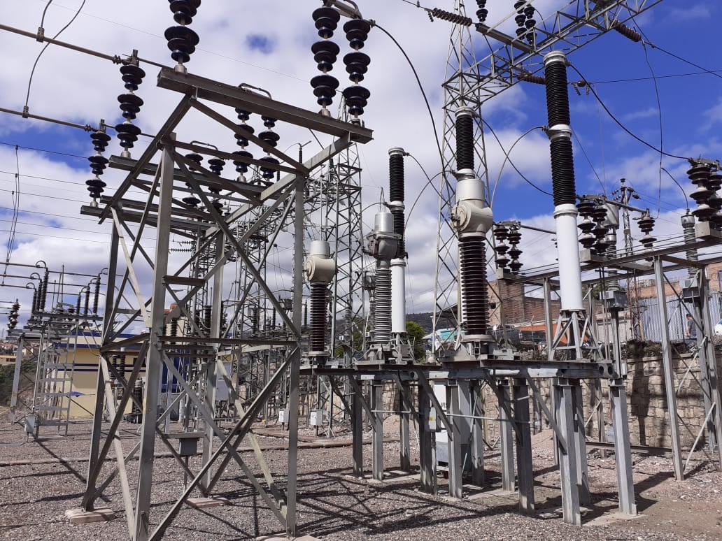 La distribución eléctrica sigue bajo regulación tarifaria completa y concentra controversias por metodologías que comparan a las empresas reales con una empresa ideal. (FOTO: Radio América)
