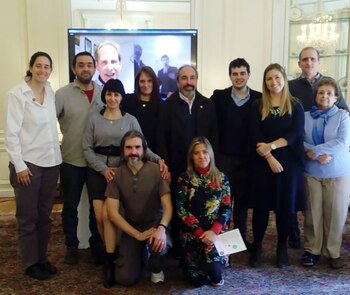 Mere junto a sus compañeros