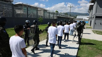 Honduras reubica a 1,373 reos en nuevos módulos: permanecerán bajo vigilancia las 24 horas y sin acceso a electricidad