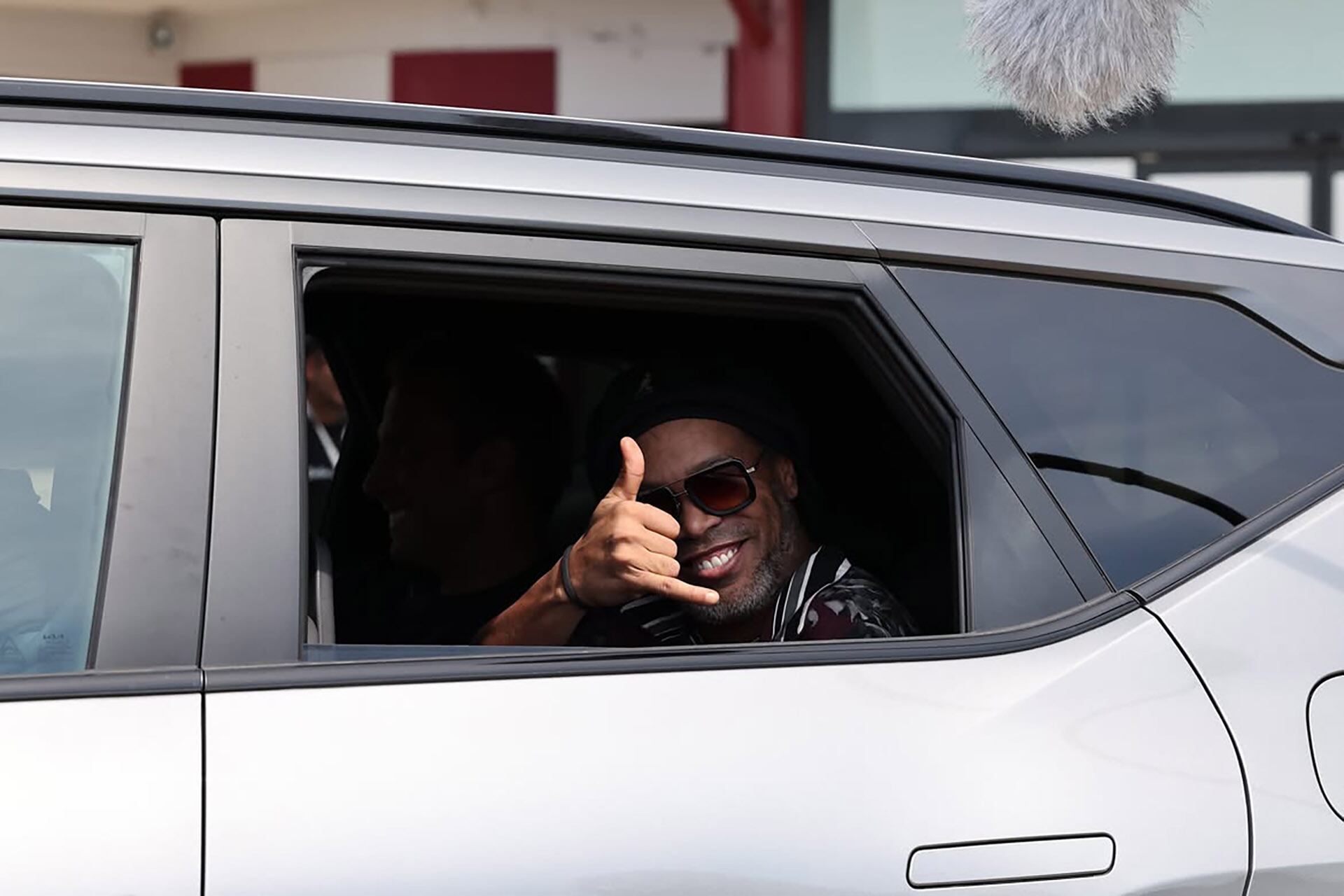 El saludo de Ronaldinho en su llegada al aeropuerto (Instagram Ravenna FC)