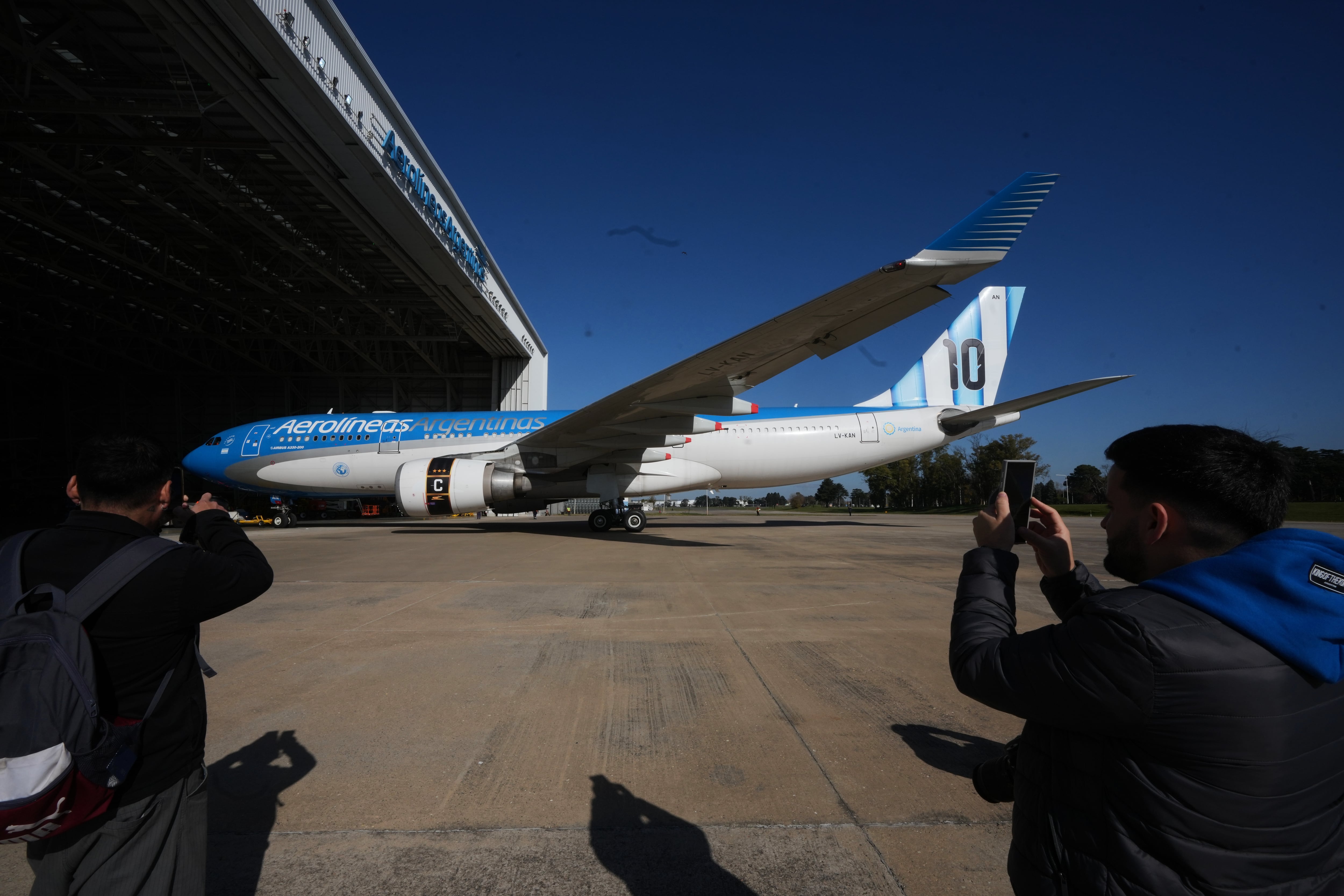 El avión de Aerolíneas Argentinas que traslada a la delegación local para el Mundial (AP Foto/Gustavo Garello)