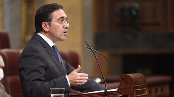 Socios y oposición afean una