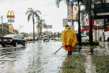 Un bombero con un impermeable