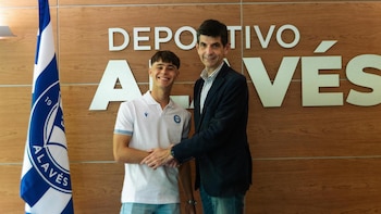 El delantero español Izei Hernández renueva con el Deportivo Alavés hasta 2030