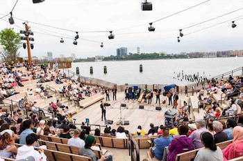 El parque flotante sobre el río Hudson ofrece teatro, música y danza durante todo el verano.