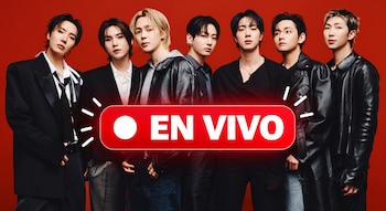 Siete hombres vestidos con trajes oscuros posan ante un fondo rojo con un aviso rectangular rojo en el centro que dice EN VIVO