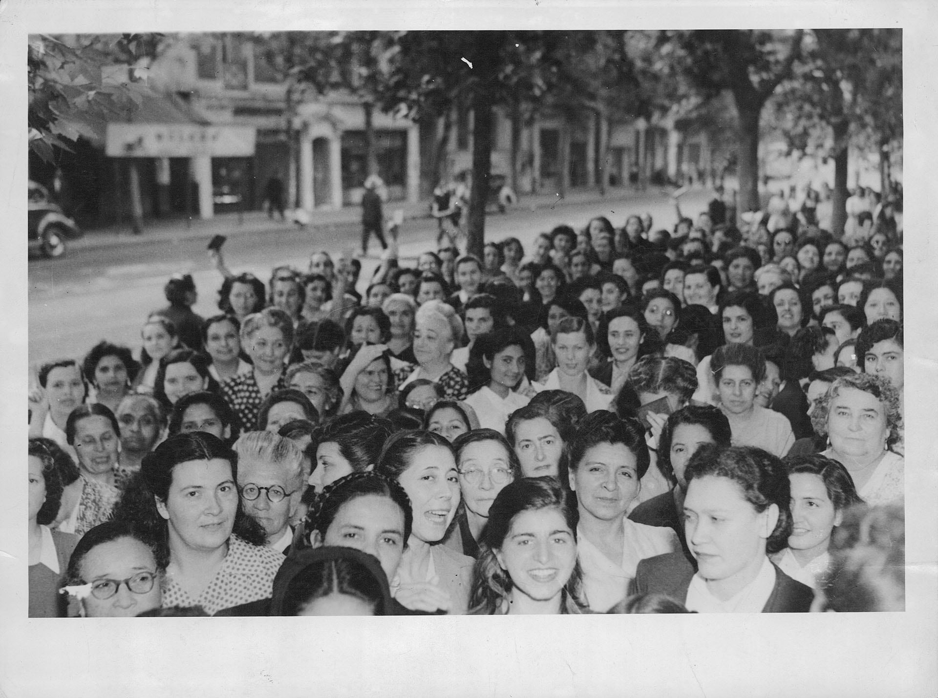 En los comicios nacionales del 11 de noviembre de 1951, votó el 90% del padrón femenino (Archivo General de la Nación)
