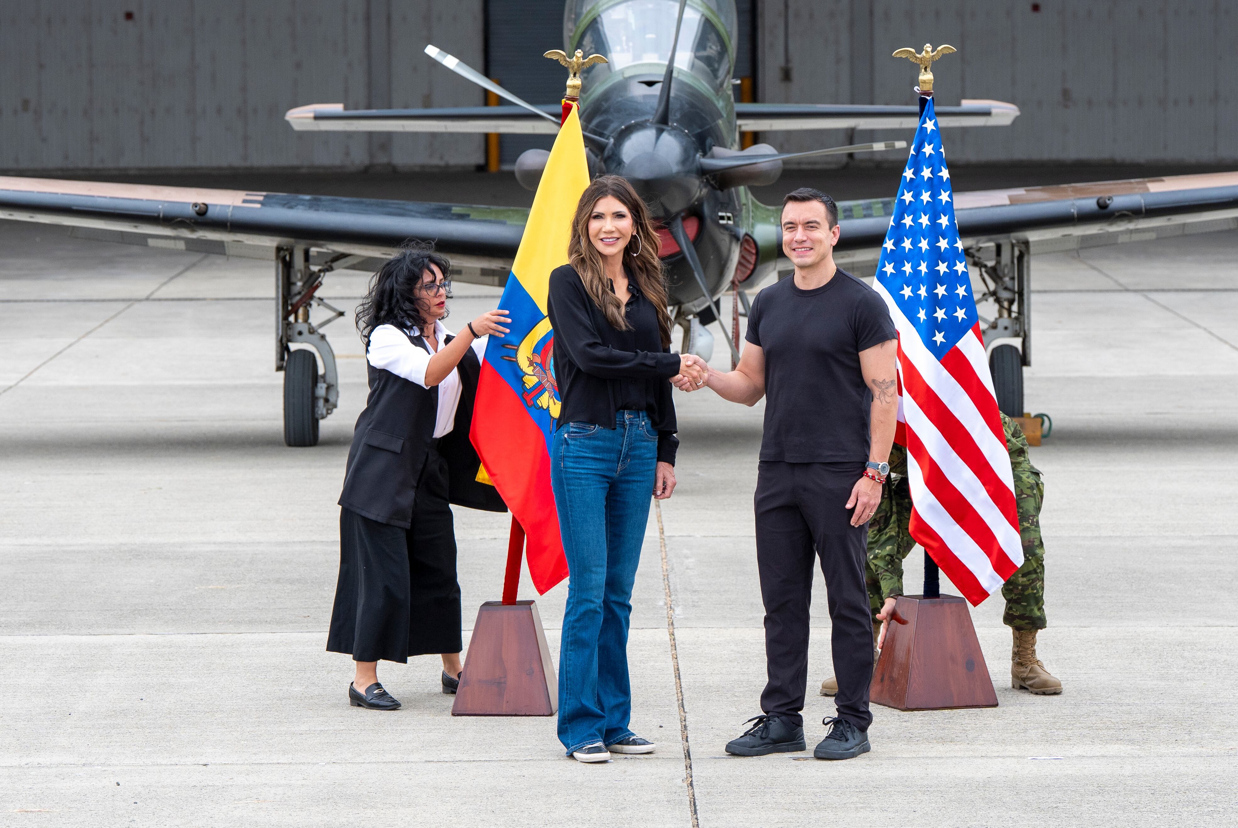 La secretaria de Seguridad Nacional de Estados Unidos, Kristi Noem, estrecha la mano del presidente de Ecuador, Daniel Noboa, en la base aérea Eloy Alfaro, mientras se ajustan las banderas detrás de ellos, el miércoles 5 de noviembre de 2025, en Manta, Ecuador. (AP Foto/Alex Brandon, Pool).