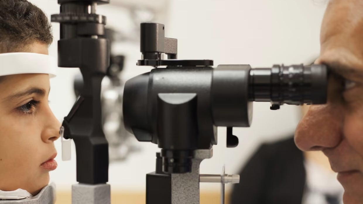 En el grupo que usó tecnología HAL, el crecimiento del globo ocular fue de 0.21 mm frente a 0.45 mm con gafas estándar, una reducción de 53% (Fotografía: Bill West/AP)