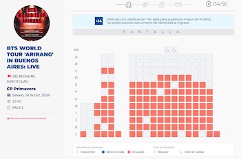 Mapa de asientos de cine que incluye la información del evento BTS World Tour Arirang y la disponibilidad de butacas en color rojo y blanco