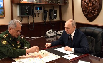 Vladimir Putin y Sergei Shoigu,