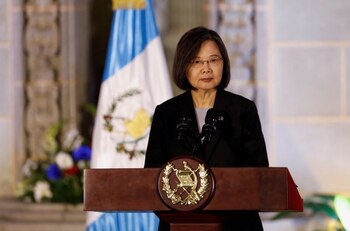 FOTO DE ARCHIVO: La presidenta de Taiwán, Tsai Ing-wen, realiza una declaración conjunta con su homólogo guatemalteco, Alejandro Giammattei (no en la foto), en el Palacio Nacional de la Cultura, en Ciudad de Guatemala, Guatemala, 31 de marzo de 2023. REUTERS/Luis Echeverria