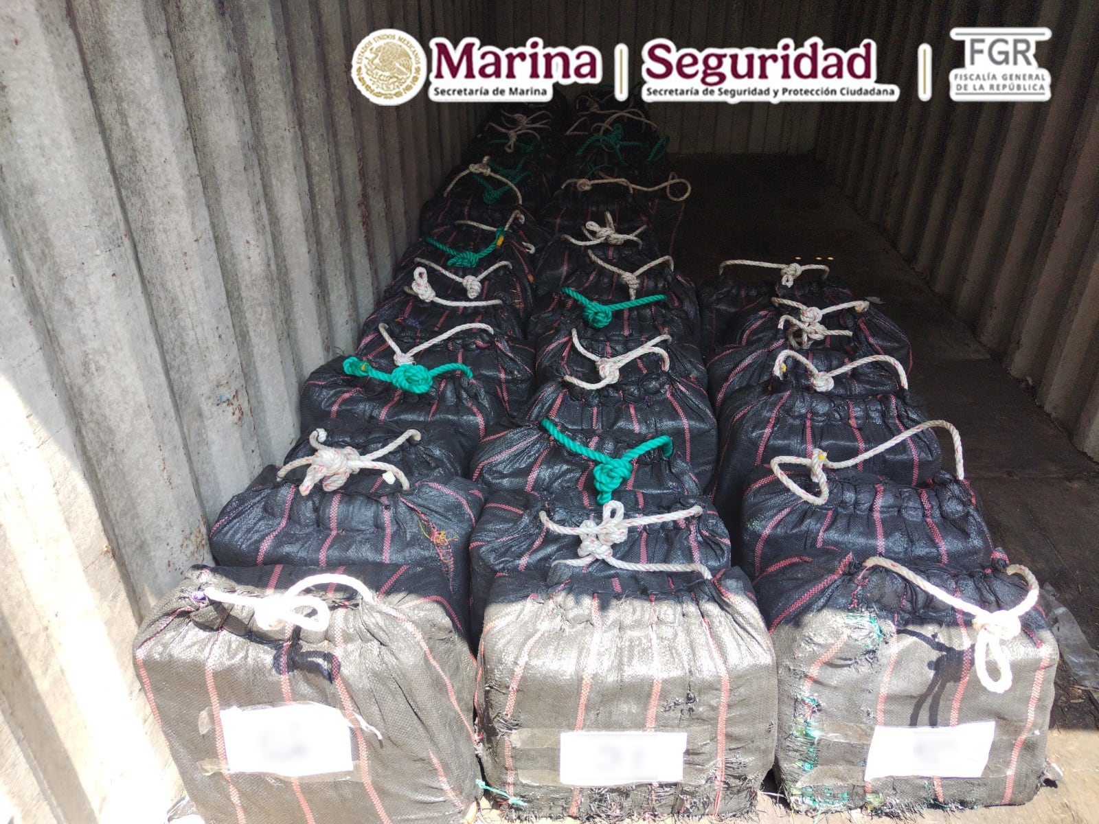 Bultos con presunta cocaína asegurados en Michoacán.Foto: Marina