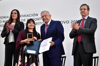 En la imagen, la galardonada