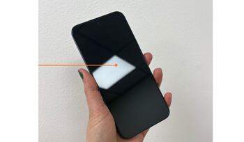Pantalla del OPPO A6 Pro 5G con marcas superficiales por contacto con objetos punzantes