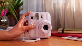 Fujifilm presenta la cámara instax mini 13 con temporizador automático