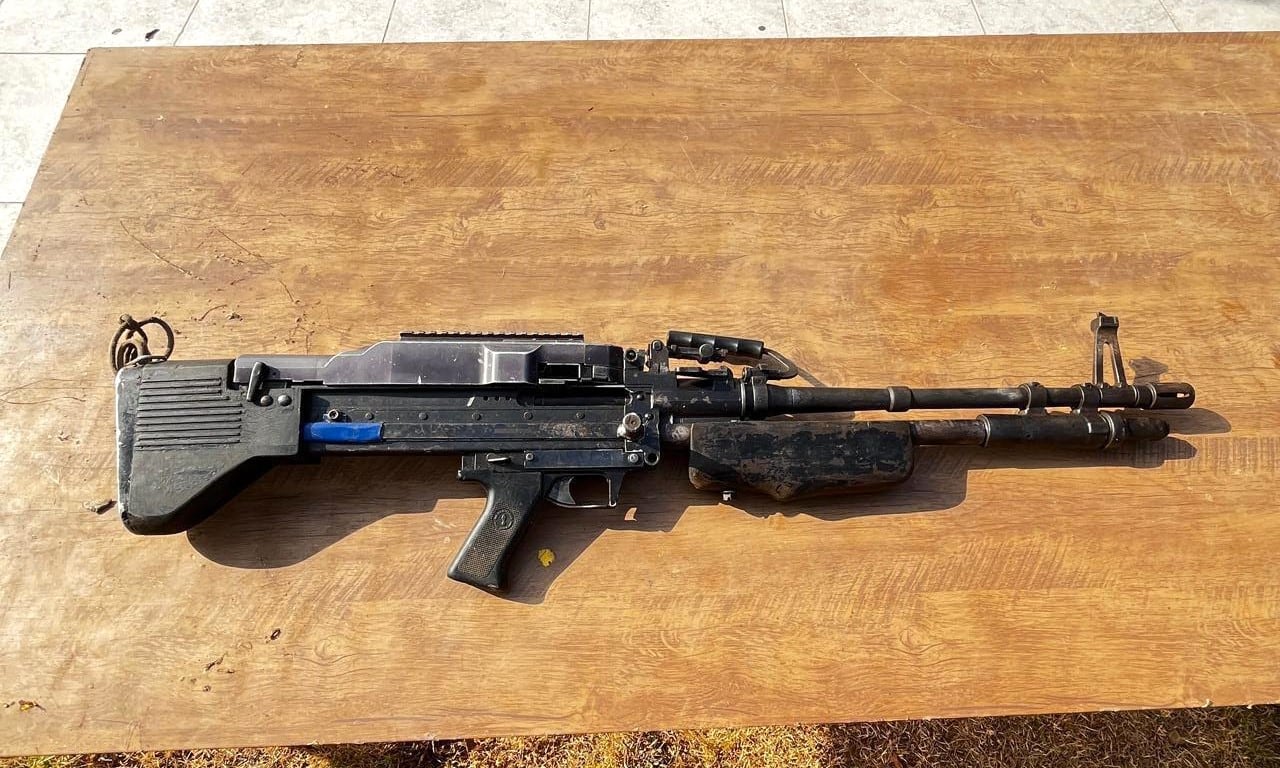 La lancha que habría salido del área de la triple frontera llevaba seis motores, dos ametralladoras M60, tres fusiles AK-47 y municiones de alto calibre - crédito prensa Armada de Colombia
