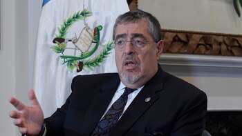 El presidente de Guatemala destituye a una ministra por uso indebido de vehículos oficiales