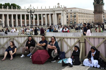 Cientos de fieles van llenando
