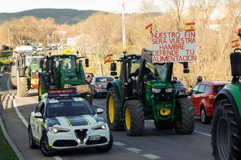 Los tractores participantes en la marcha de 100 vehículos convocada por los sindicatos agrarios ASAJA, COAG-IR y UPA inician su marcha desde el Puente viejo den Arganda del Rey hasta el Ministerio de Agricultura. (EFE/ Chema Moya)