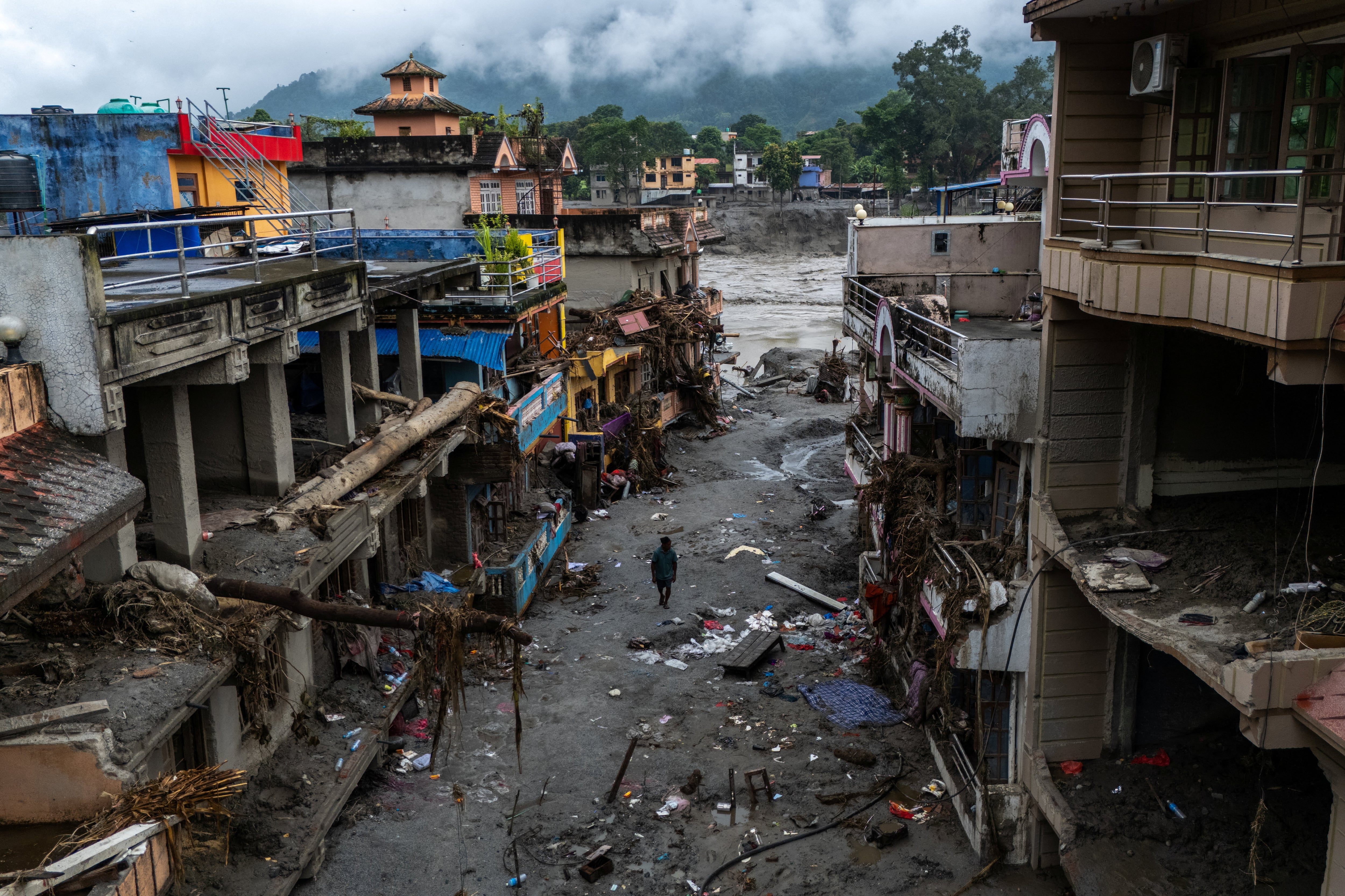 La catástrofe dejó graves destrozos, muertos y desaparecidos en Nepal (REUTERS/Athit Perawongmetha)
