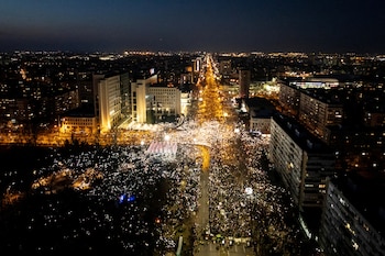 Estudiantes serbios pasaron una noche fría en tiendas de campaña y sacos de dormir y el domingo lideraban un bloqueo en un puente sobre el Danubio en la ciudad norteña de Novi Sad (REUTERS/Marko Djurica)
