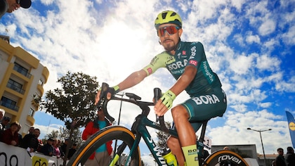Daniel Martínez sorprende en la etapa 2 del Giro de Italia y se mete en el top-3 de la carrera: así va la clasificación general